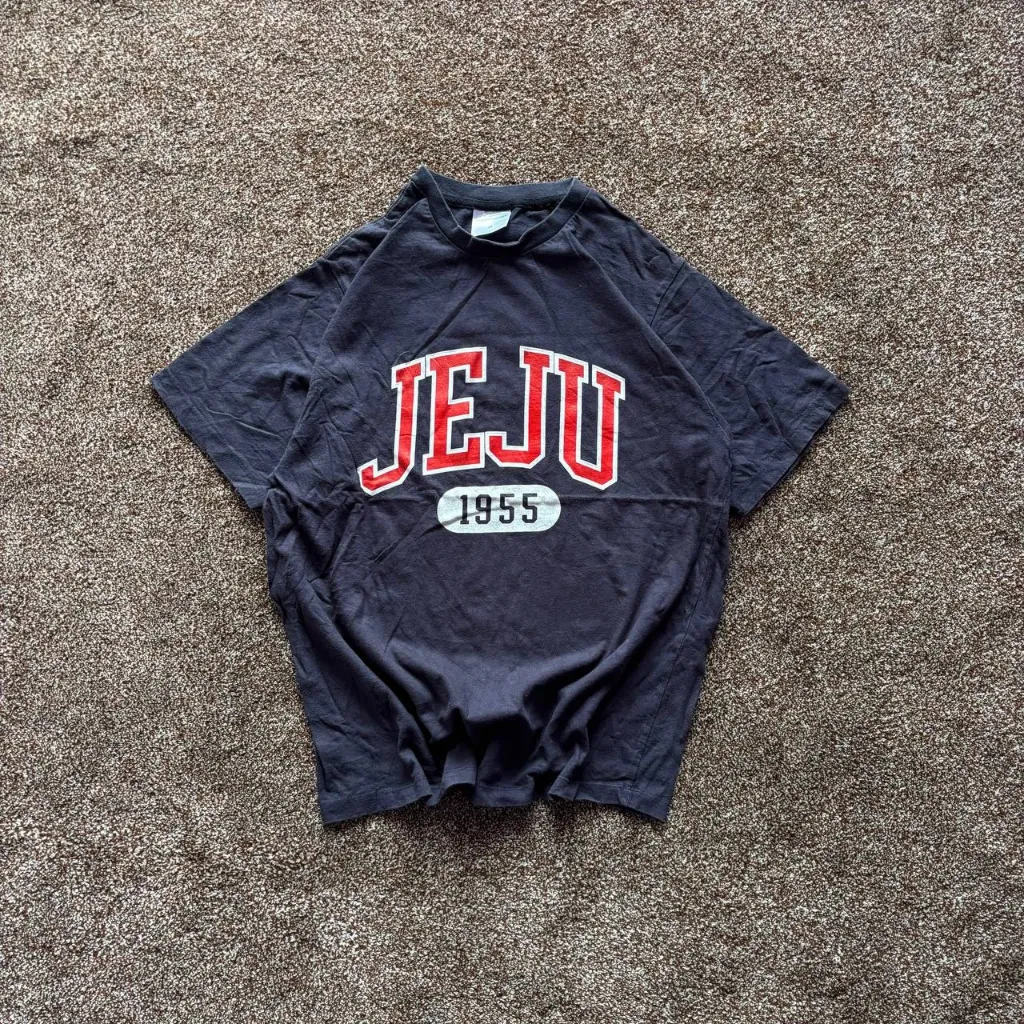 Vintage JEJU 1955 Graphic T-Shirt - Retro Varsity Style - Size M